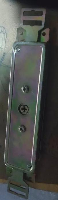 卷簾門門鎖的內(nèi)部構(gòu)造（三把十字鑰匙，機(jī)械式，九）